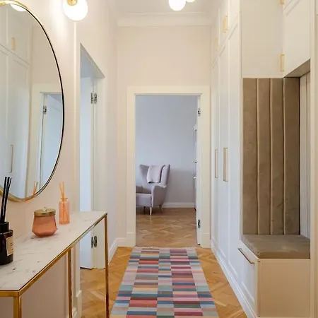 Quiet Luxury At The Royal Route In * Varşova