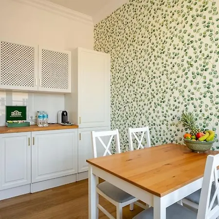 Quiet Luxury At The Royal Route In Apartamento