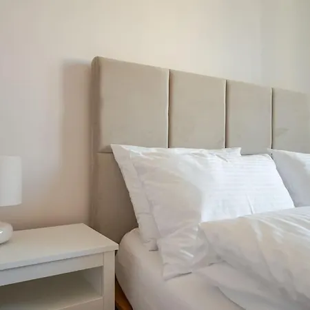 Quiet Luxury At The Royal Route In Apartment Warsaw