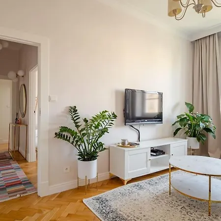 Quiet Luxury At The Royal Route In Apartamento