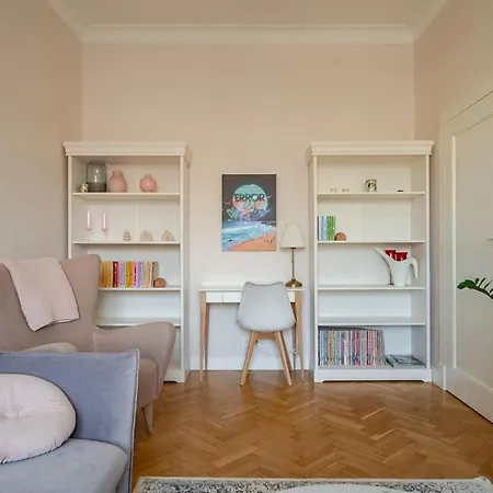 Daire Quiet Luxury At The Royal Route In