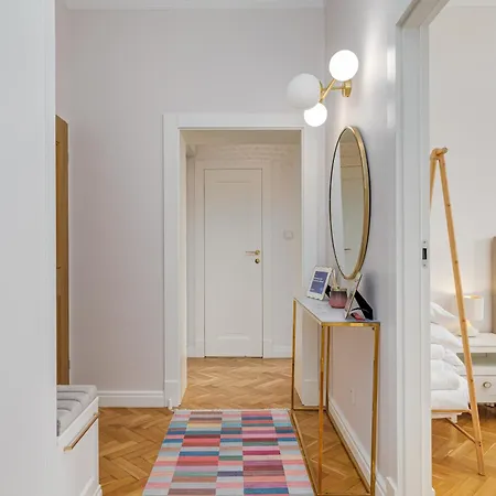 Quiet Luxury At The Royal Route In Apartamento *