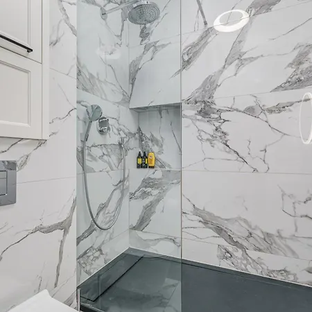 Quiet Luxury At The Royal Route In Apartamento