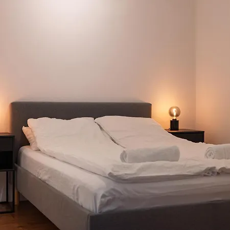 Quiet Luxury At The Royal Route In Apartamento