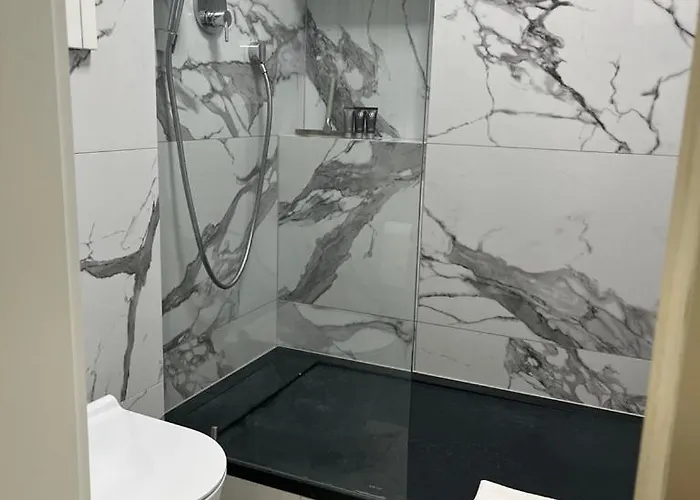 Daire Quiet Luxury At The Royal Route In *